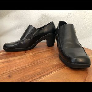 Aerosoles heeled shoe side zip